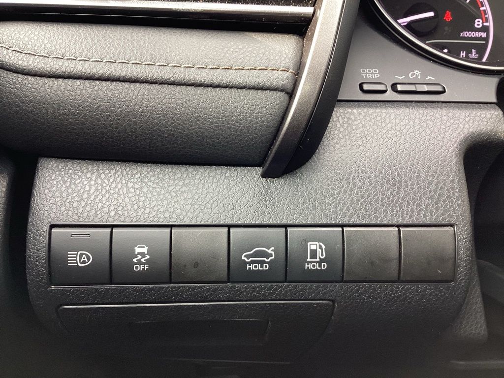 Vehicle image 21 of 33