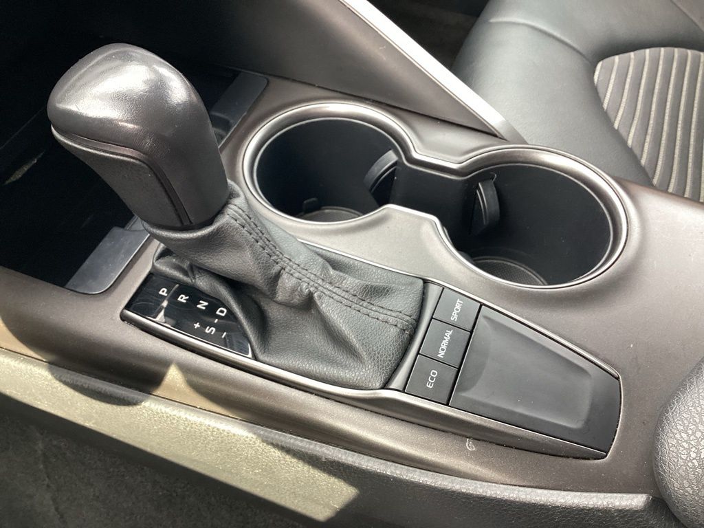 Vehicle image 27 of 33