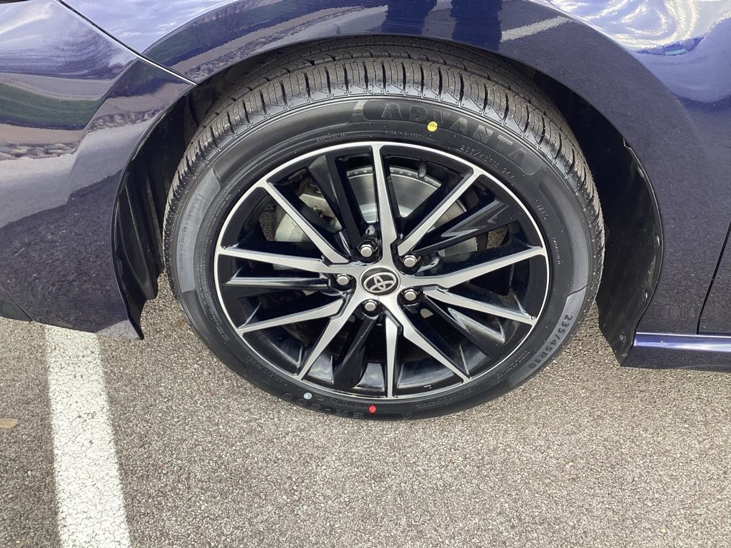 Vehicle image 31 of 33