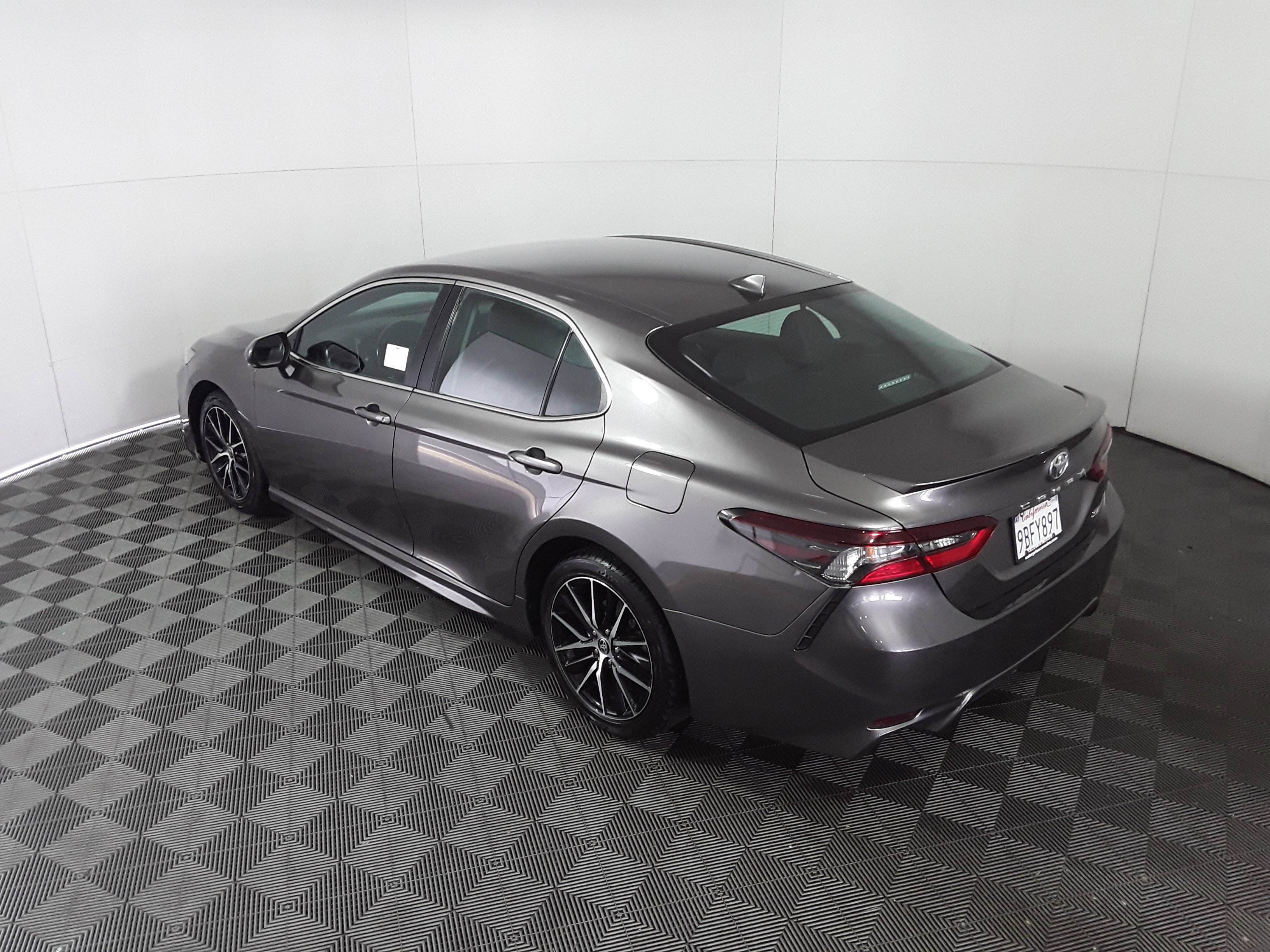 Vehicle image 10 of 21