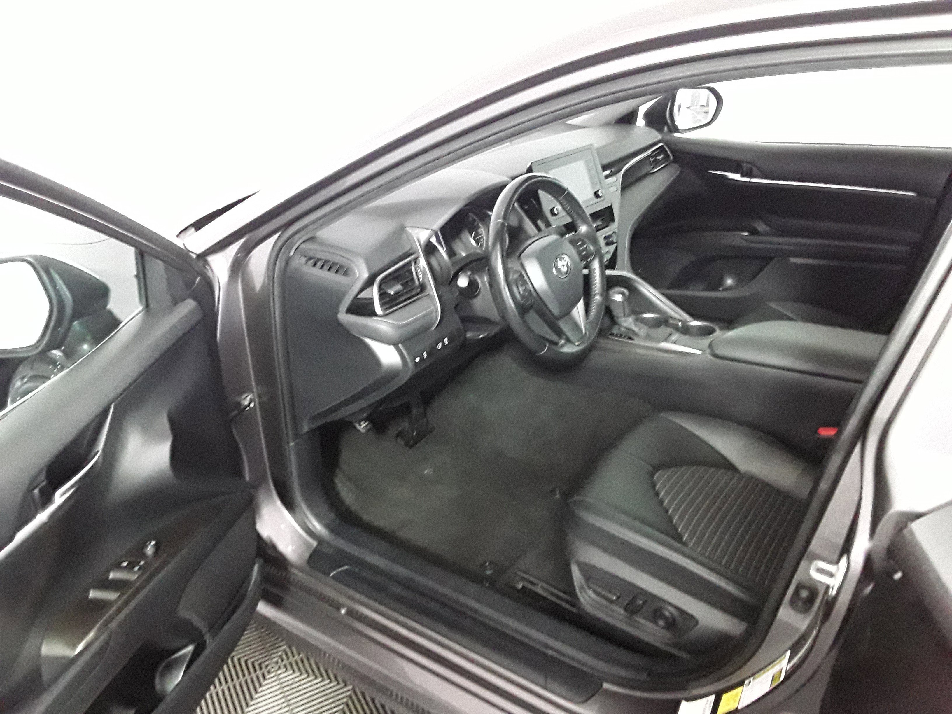 Vehicle image 14 of 21