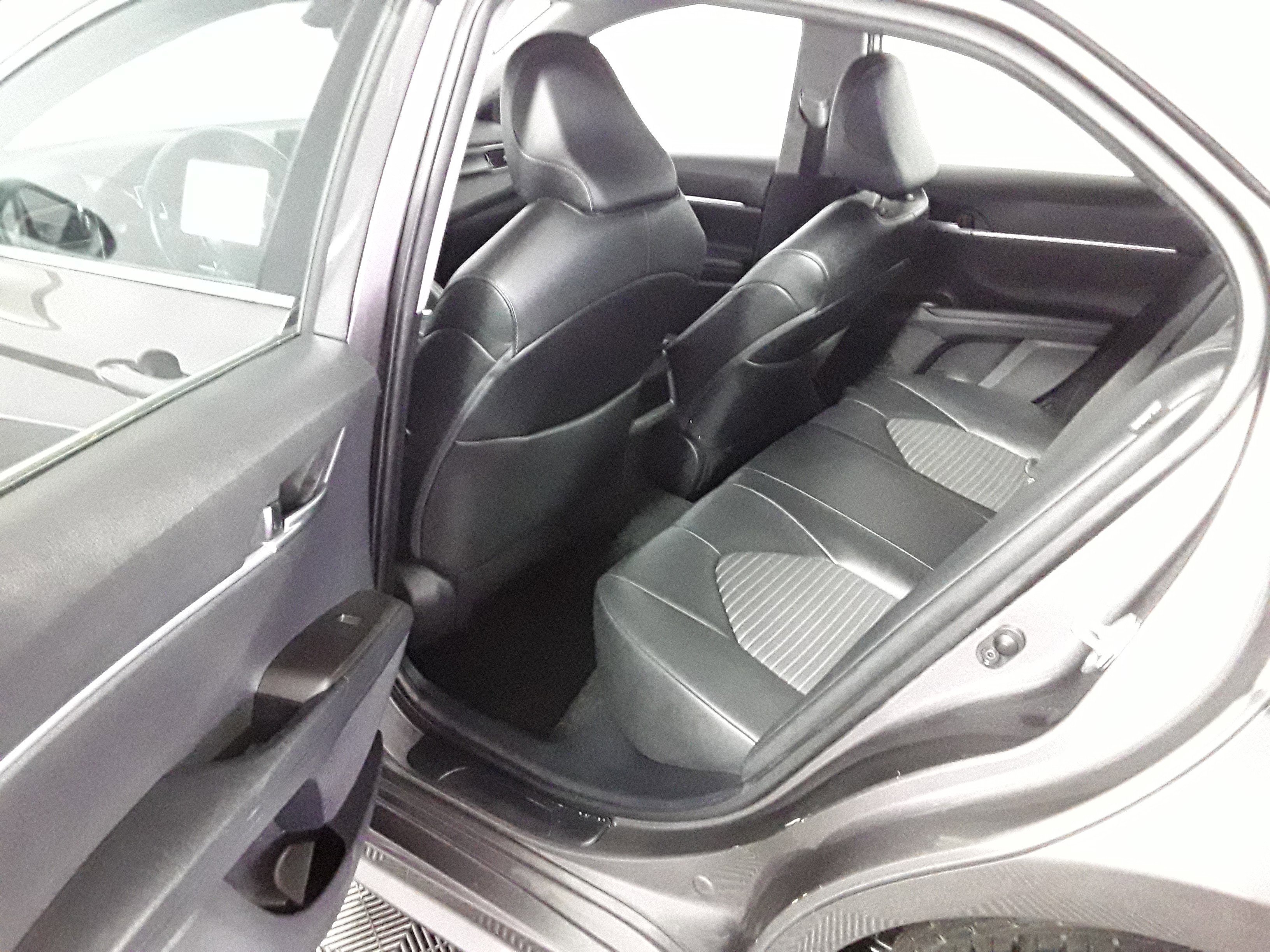 Vehicle image 15 of 21