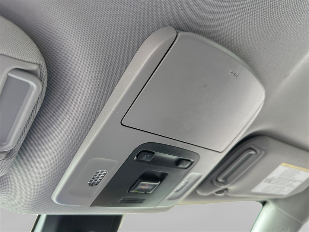 Vehicle image 22 of 32