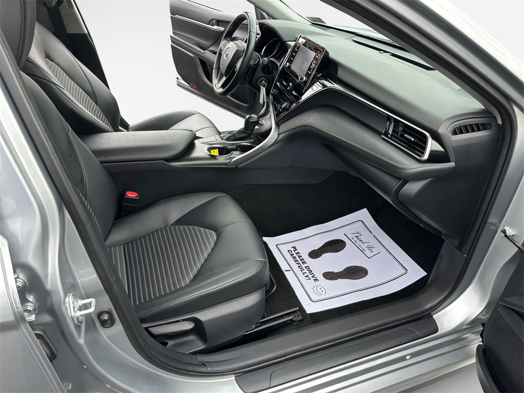 Vehicle image 26 of 32