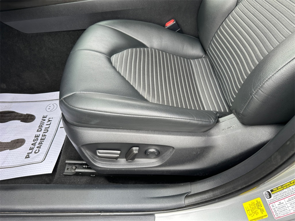 Vehicle image 13 of 32