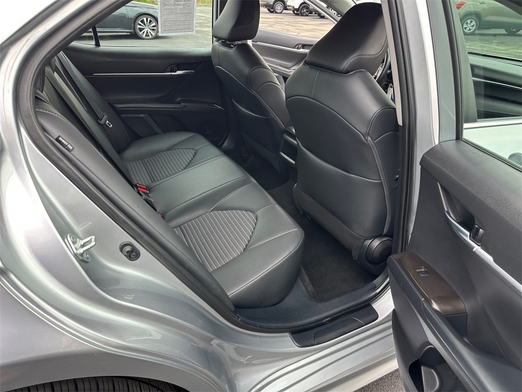 Vehicle image 27 of 32