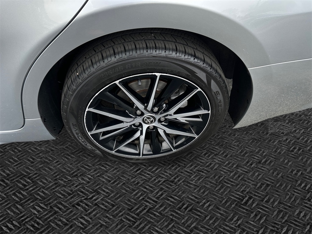 Vehicle image 10 of 32