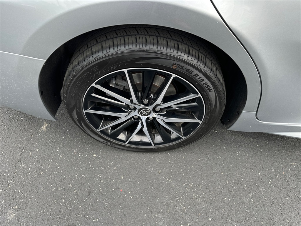 Vehicle image 28 of 32