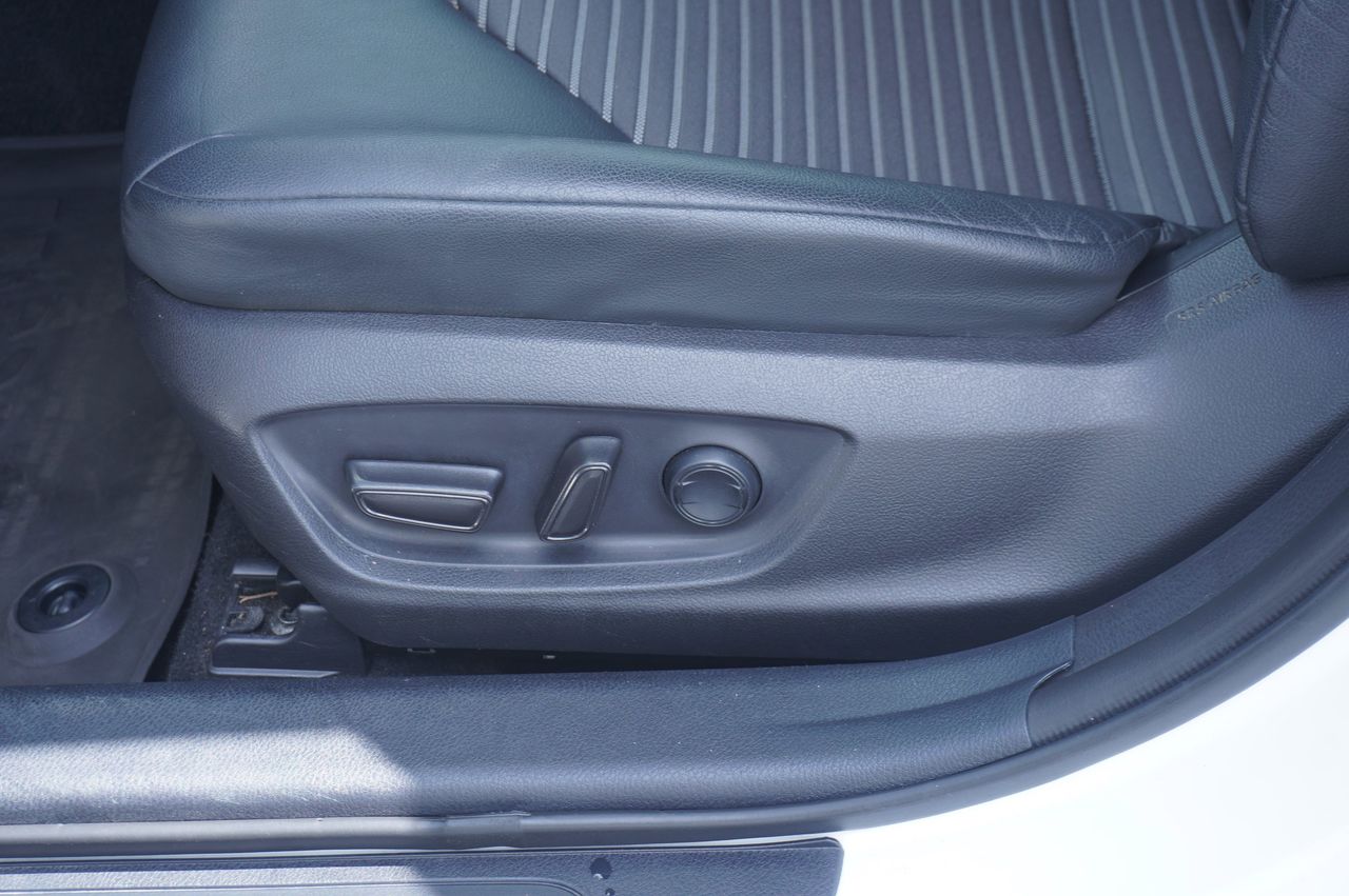Vehicle image 26 of 30