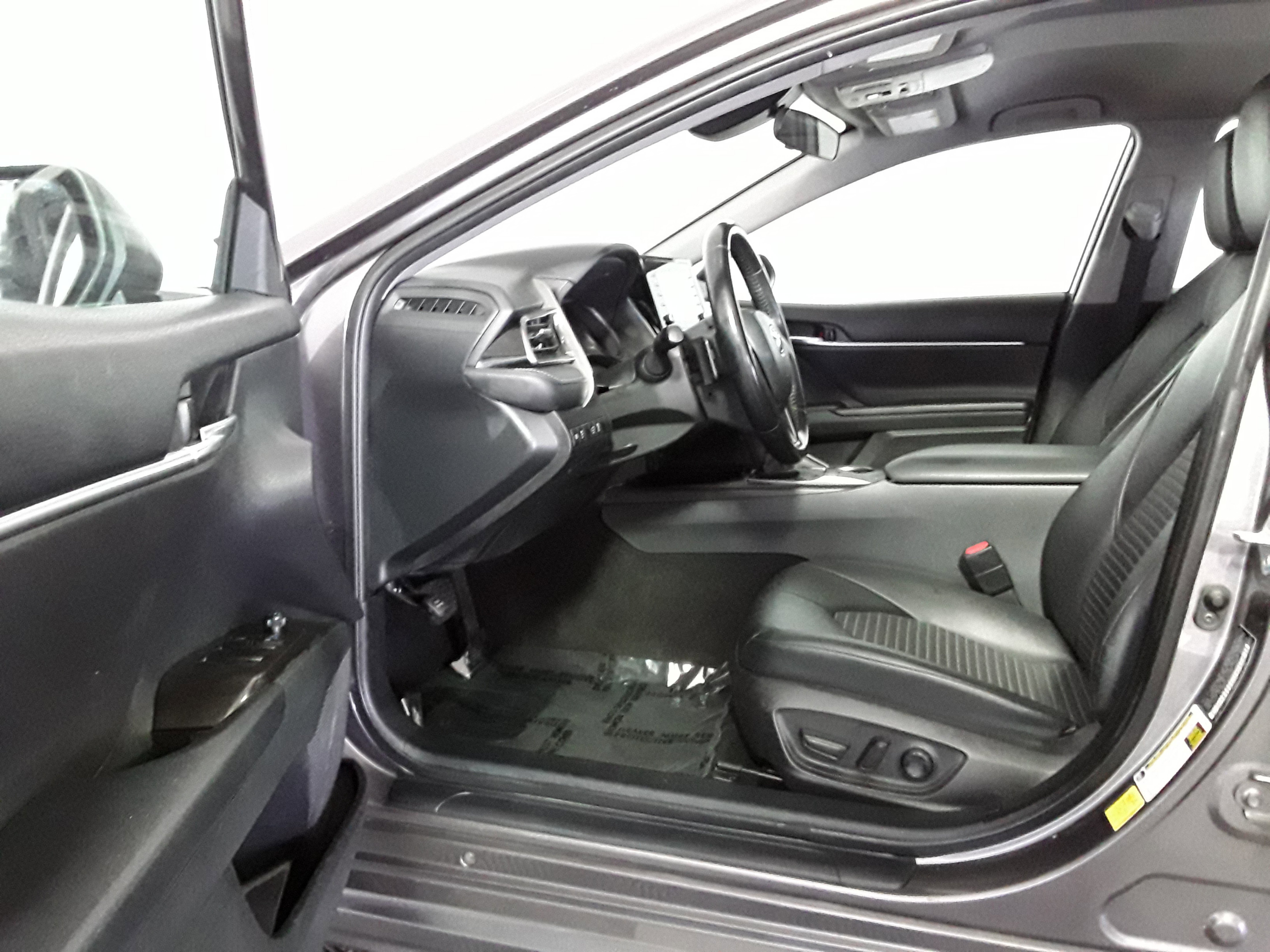 Vehicle image 14 of 21