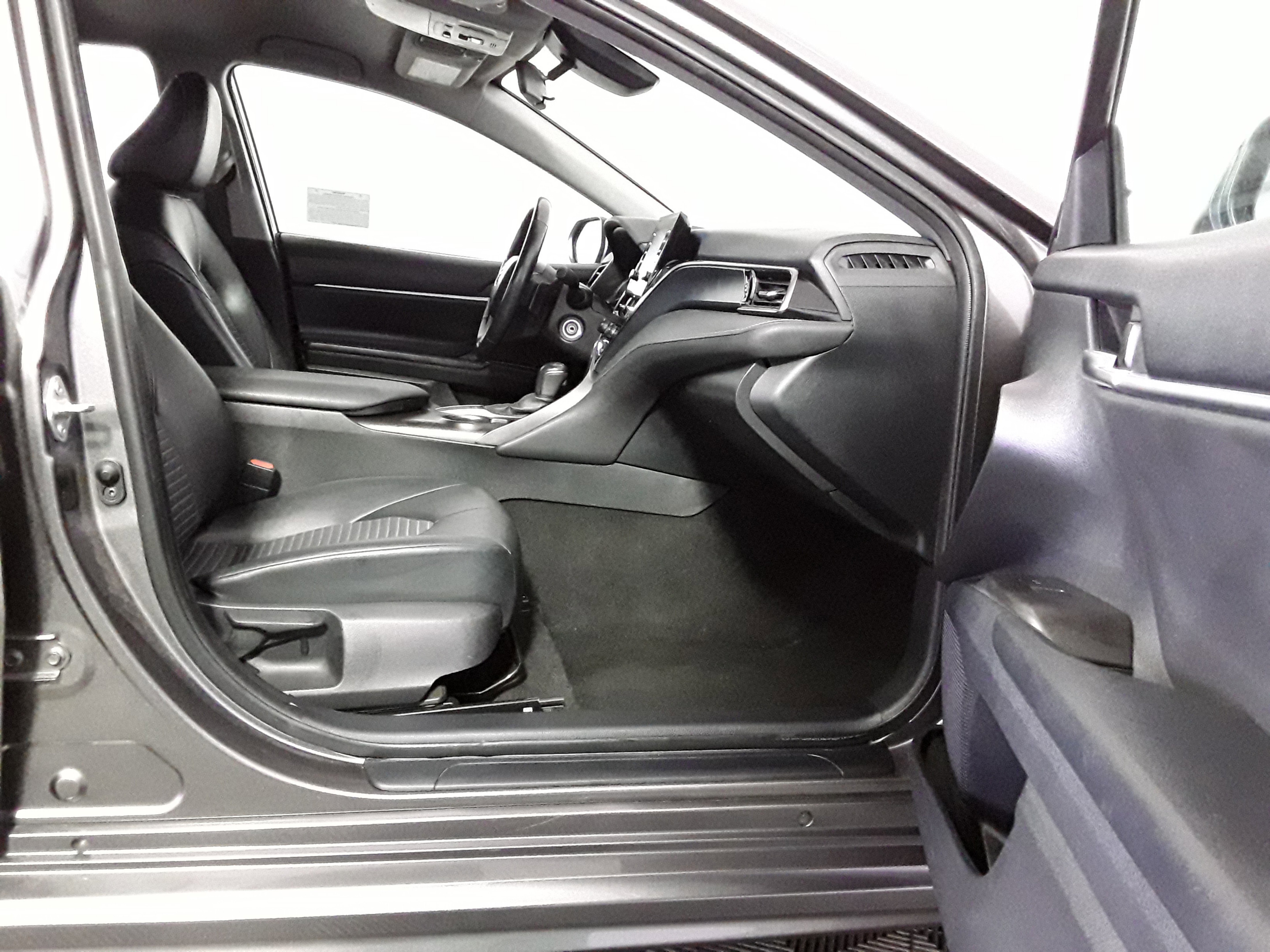 Vehicle image 17 of 21
