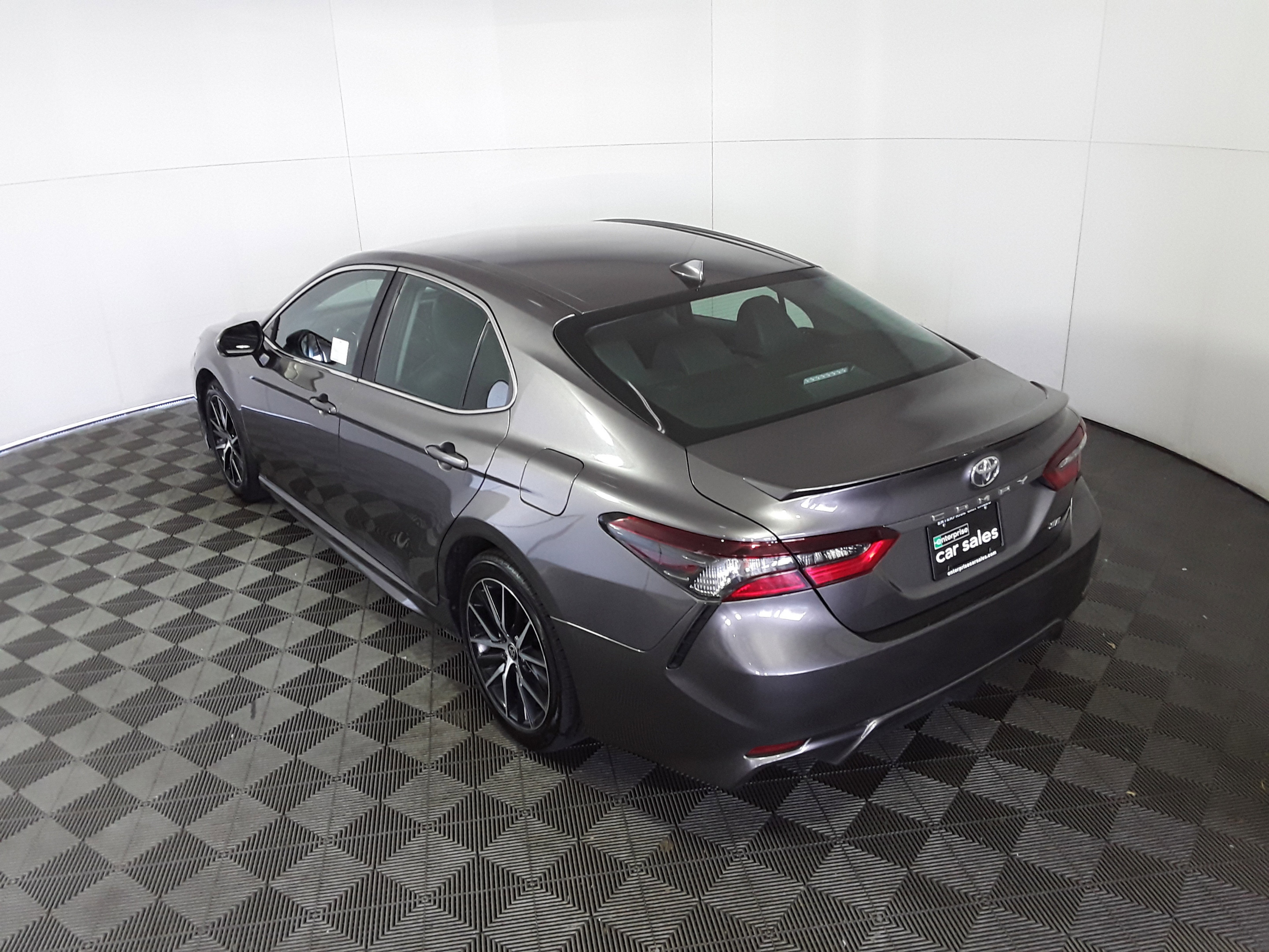 Vehicle image 10 of 21