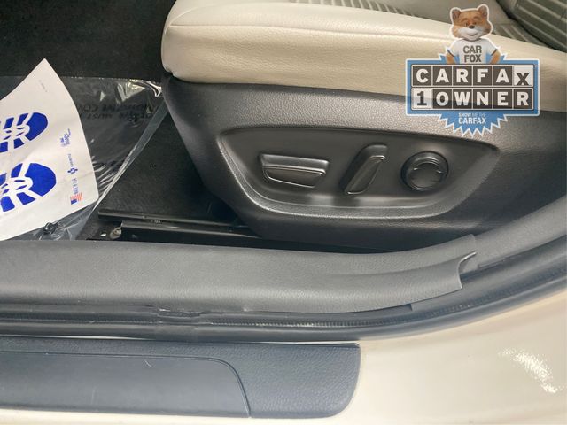 Vehicle image 21 of 23