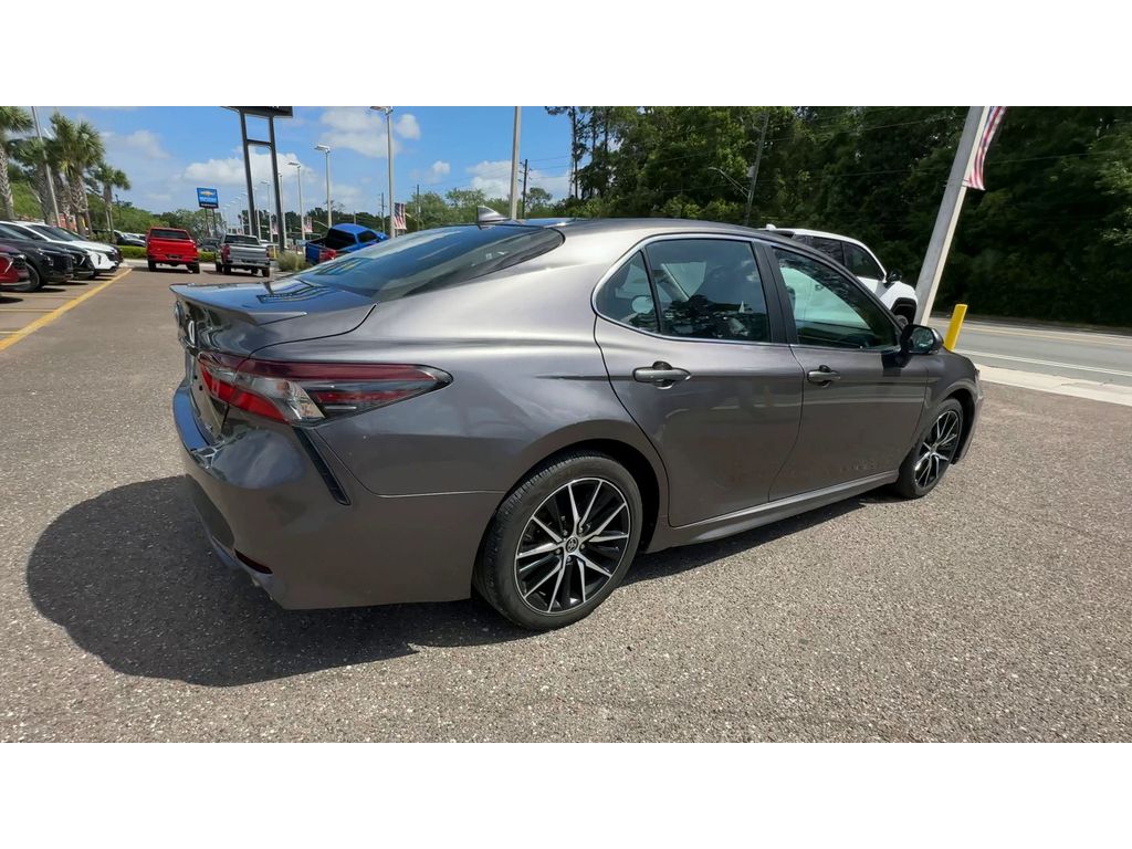 Vehicle image 10 of 28
