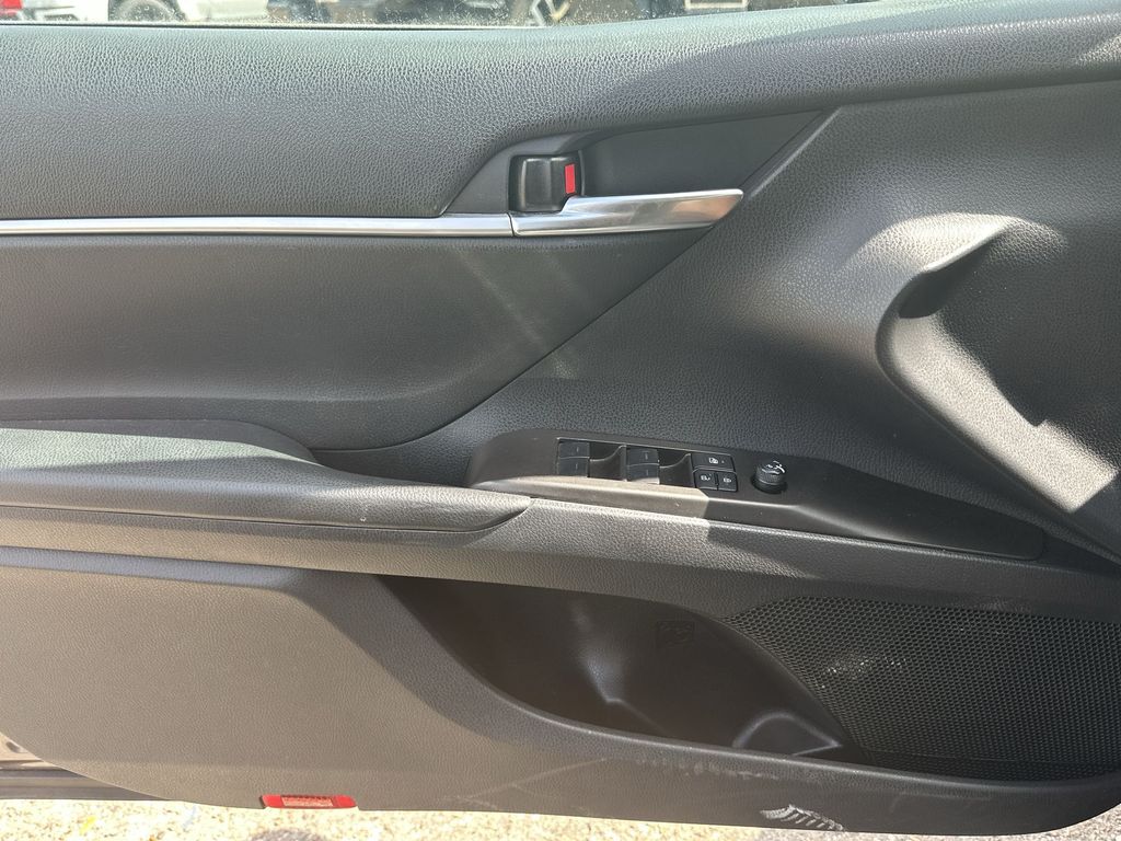 Vehicle image 27 of 28