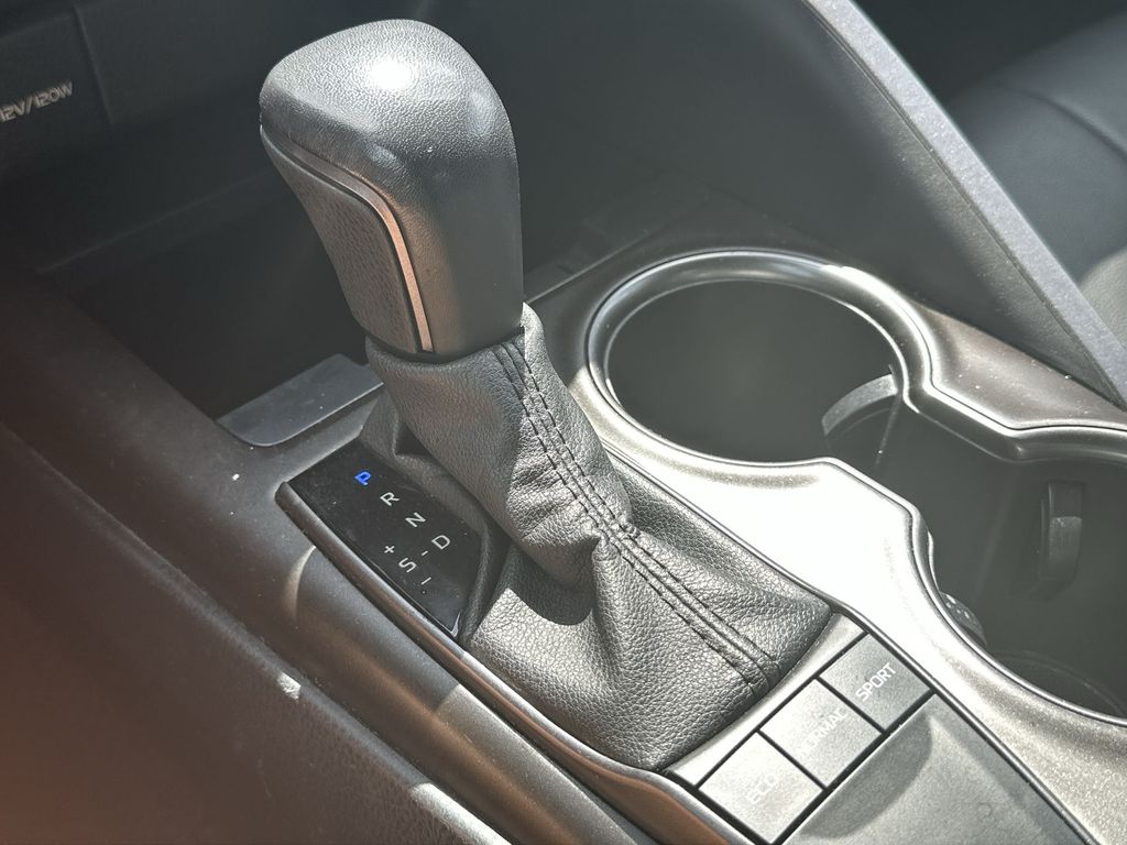 Vehicle image 25 of 28