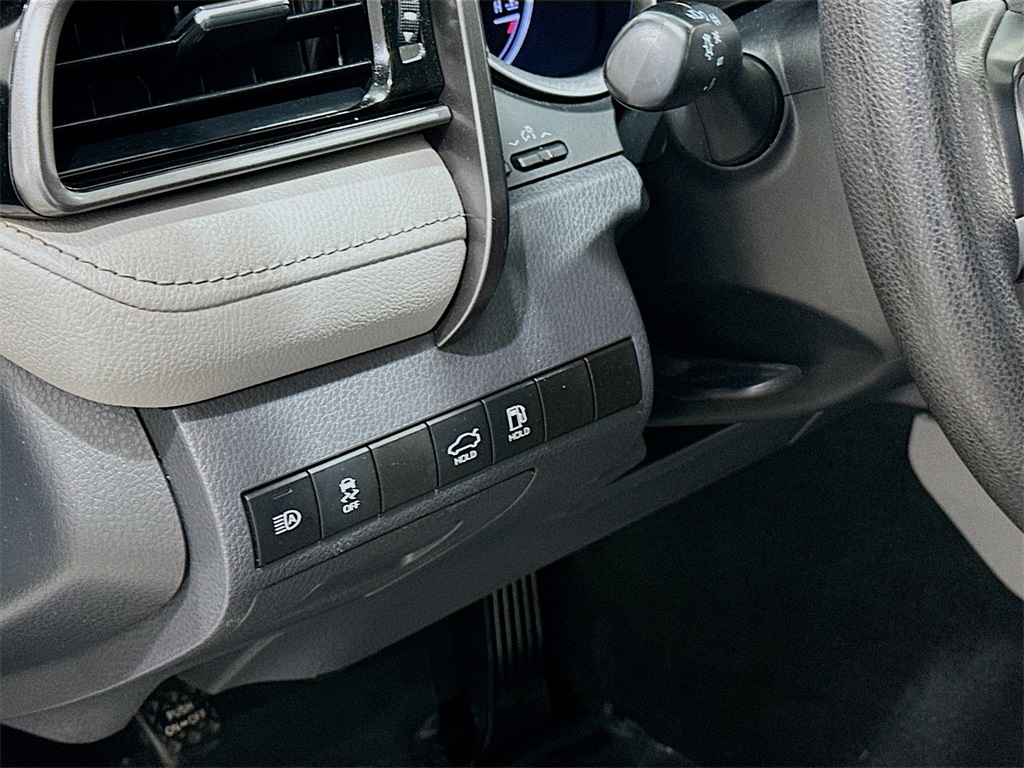 Vehicle image 10 of 32