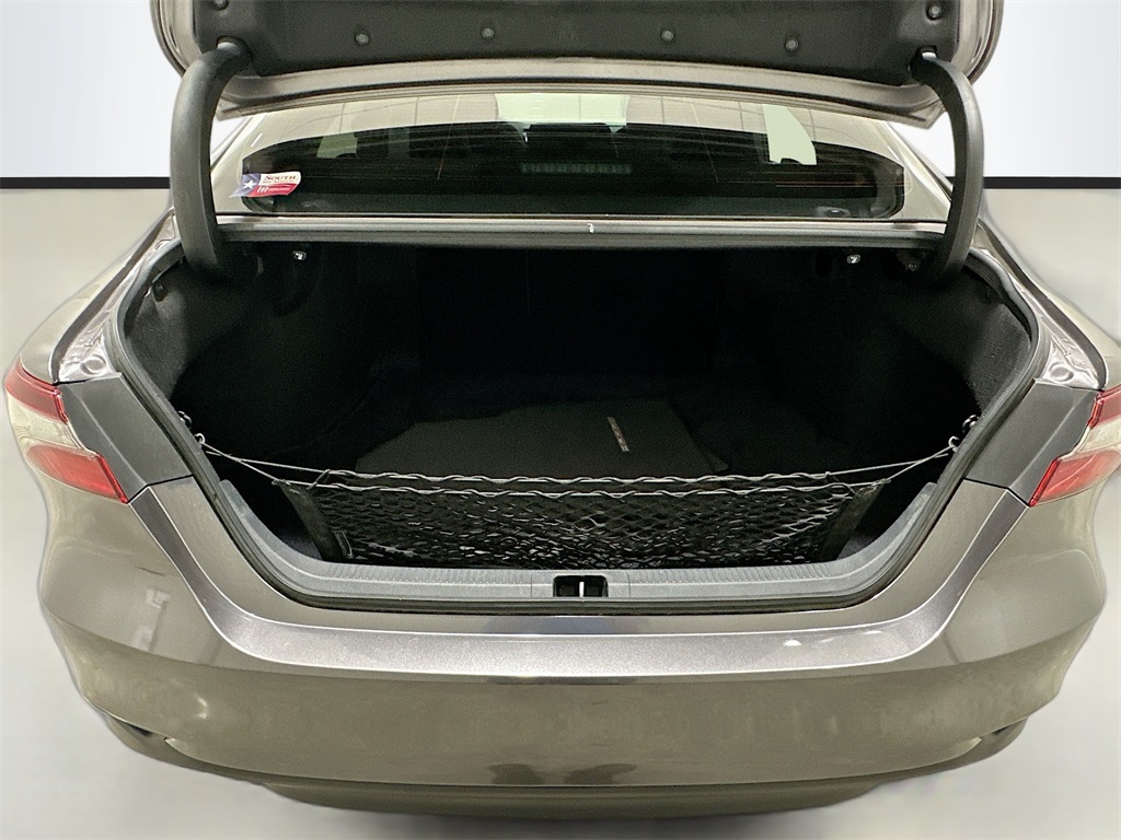 Vehicle image 26 of 32