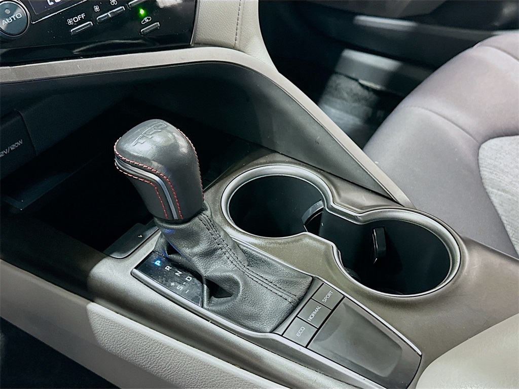 Vehicle image 17 of 32