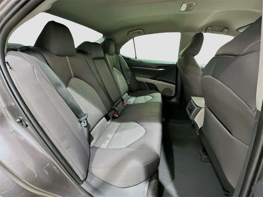 Vehicle image 27 of 32