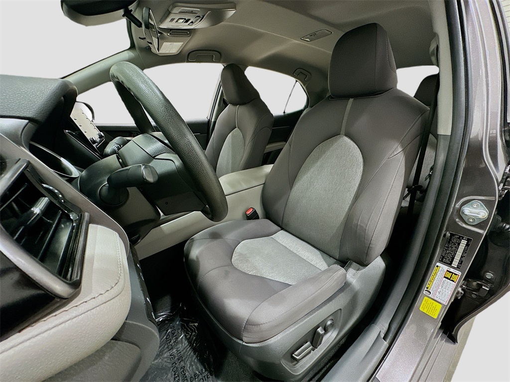Vehicle image 21 of 32