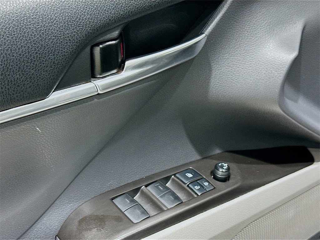 Vehicle image 18 of 32