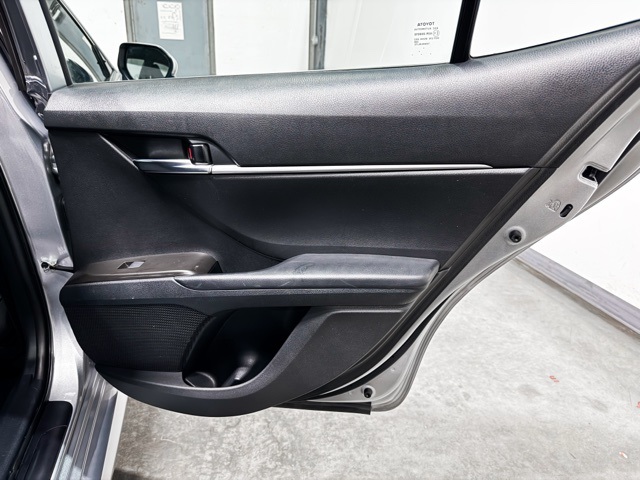 Vehicle image 21 of 25