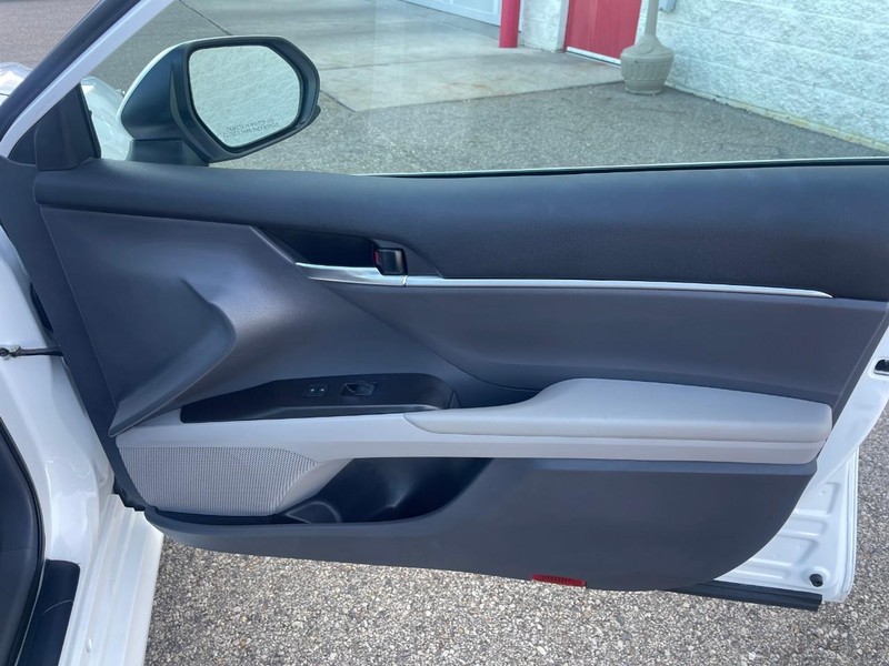 Vehicle image 12 of 32