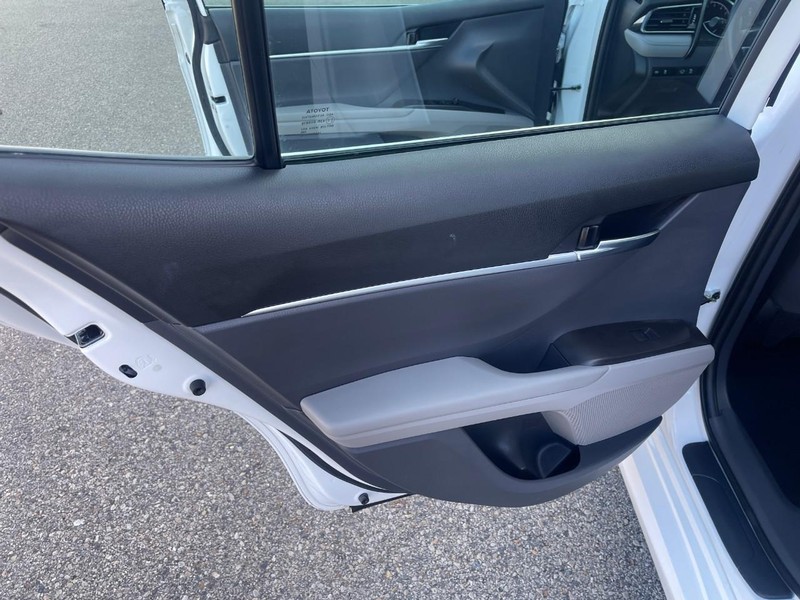 Vehicle image 18 of 32