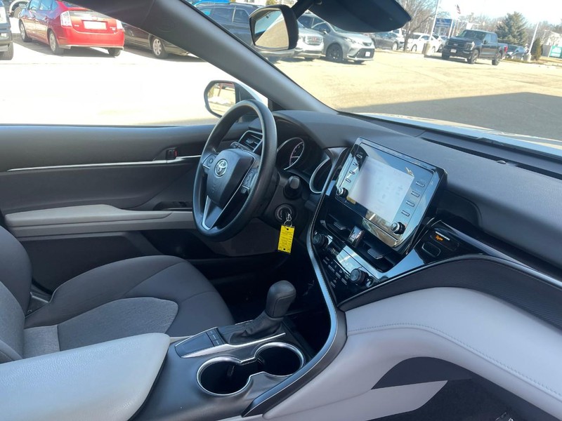 Vehicle image 10 of 32