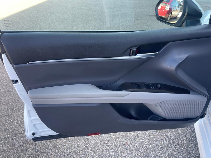 Vehicle image 21 of 32