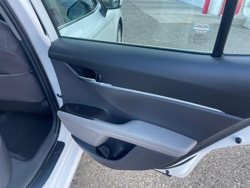 Vehicle image 15 of 32