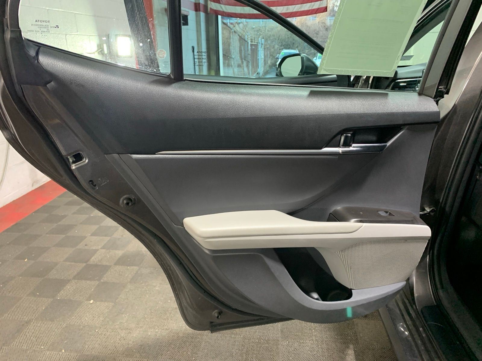 Vehicle image 11 of 27