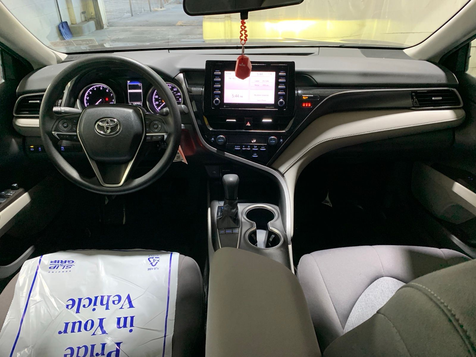 Vehicle image 17 of 27