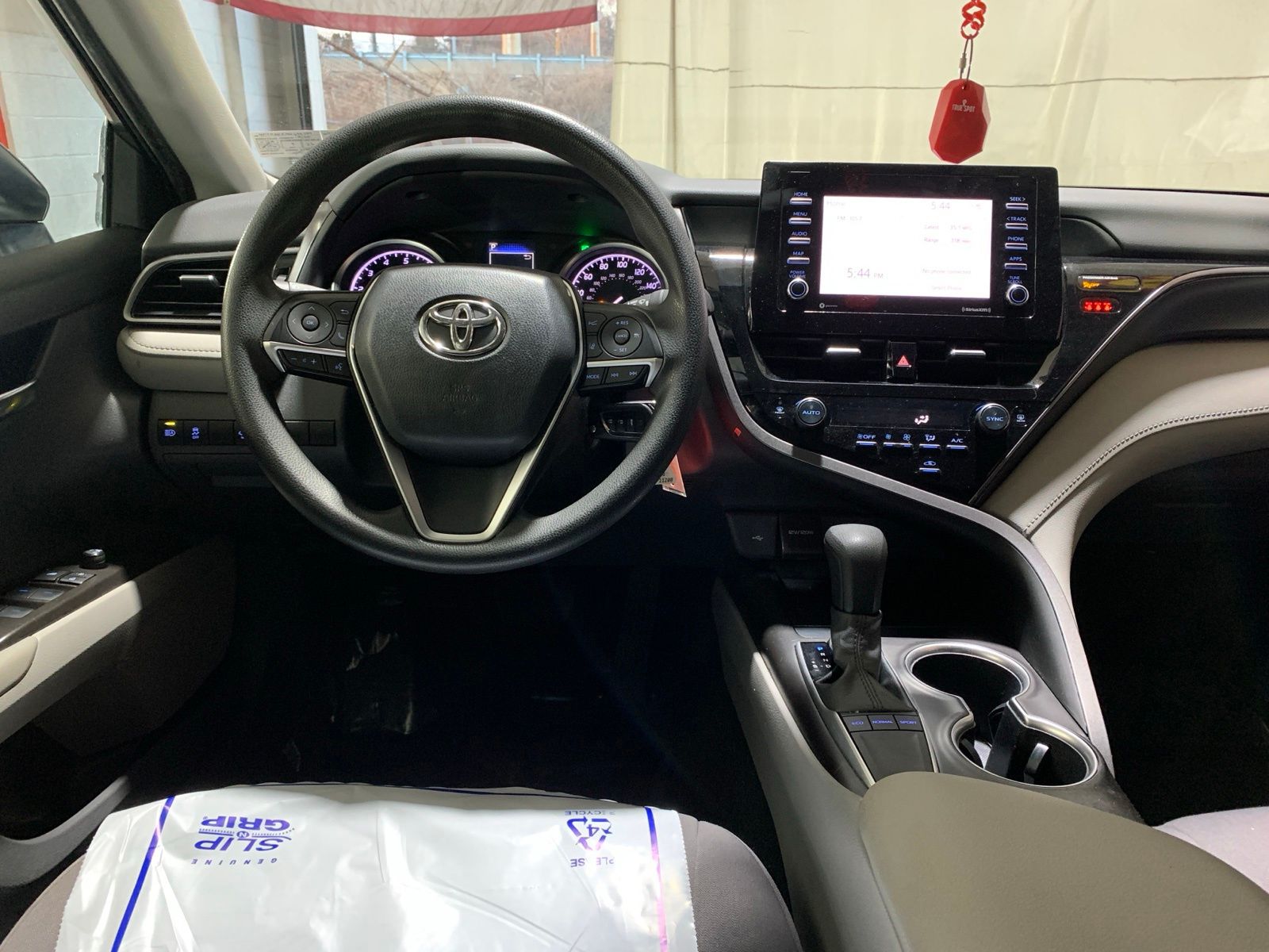 Vehicle image 18 of 27