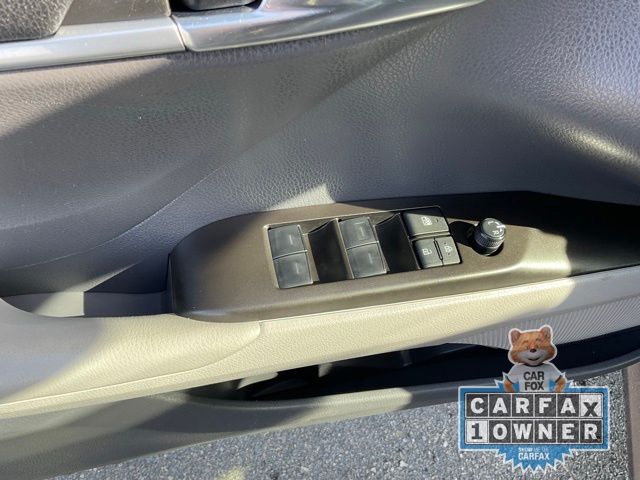 Vehicle image 11 of 21