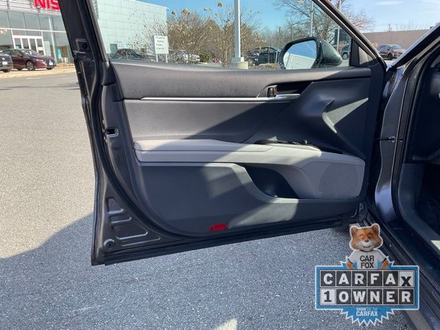 Vehicle image 10 of 21