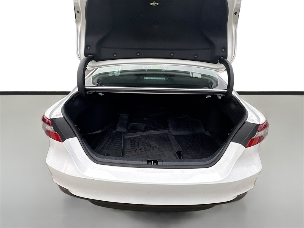 Vehicle image 16 of 18