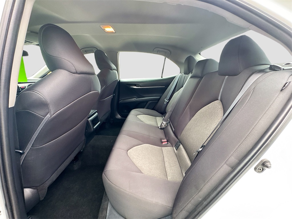 Vehicle image 15 of 18