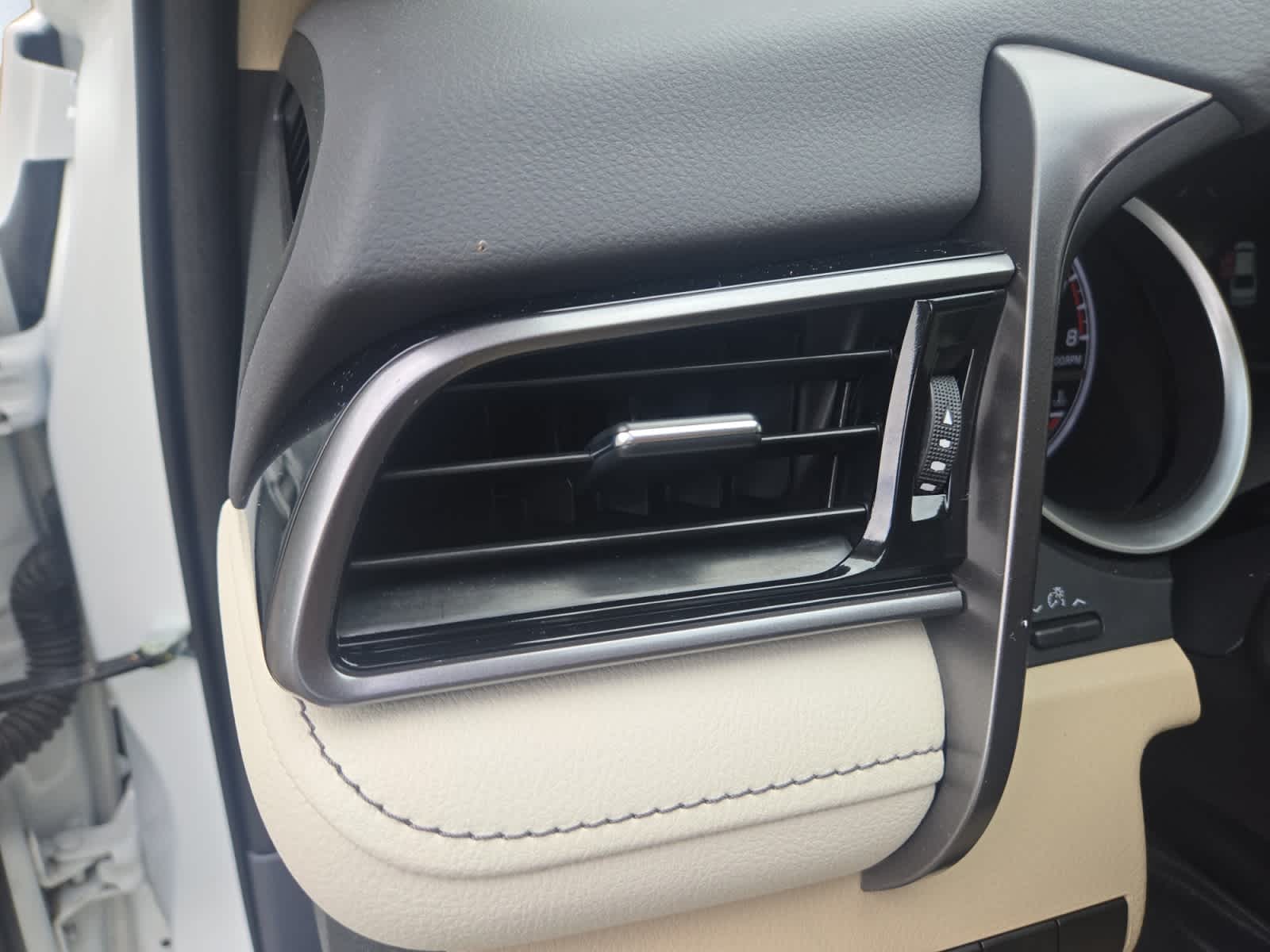 Vehicle image 14 of 25