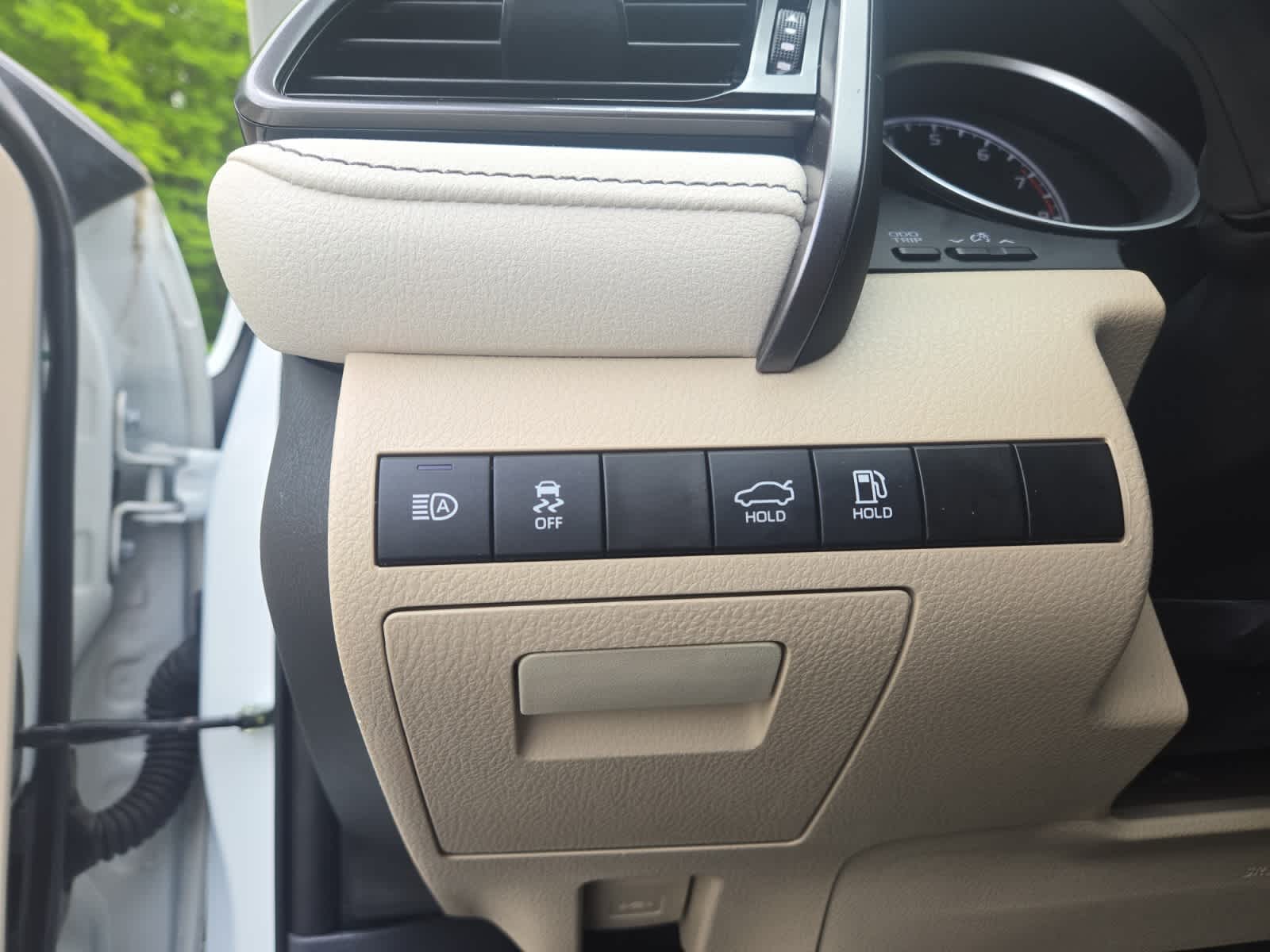 Vehicle image 21 of 25