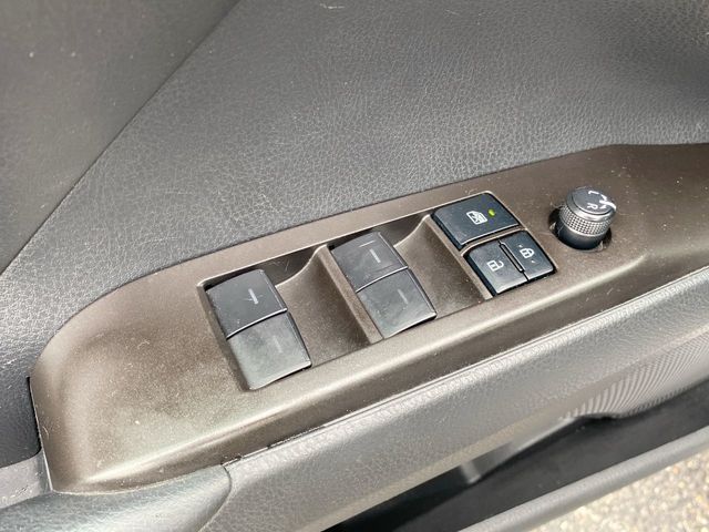 Vehicle image 27 of 32