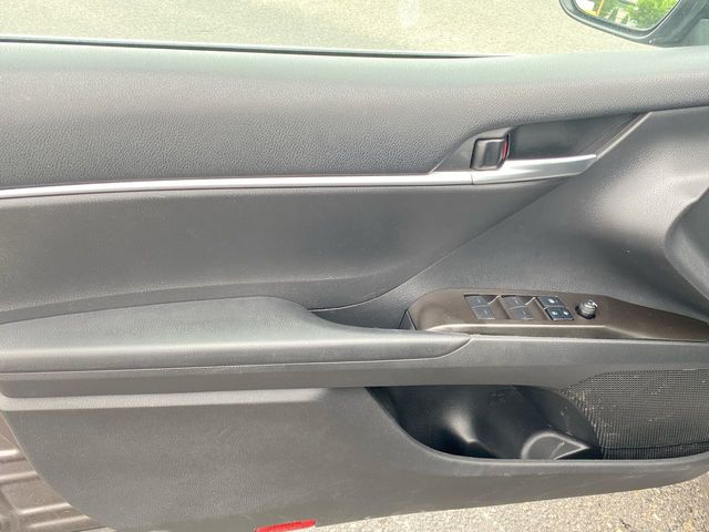 Vehicle image 25 of 32
