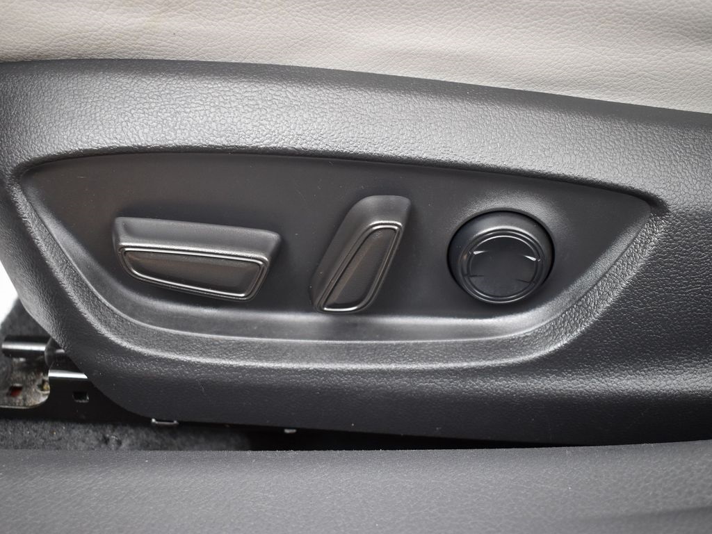 Vehicle image 21 of 45