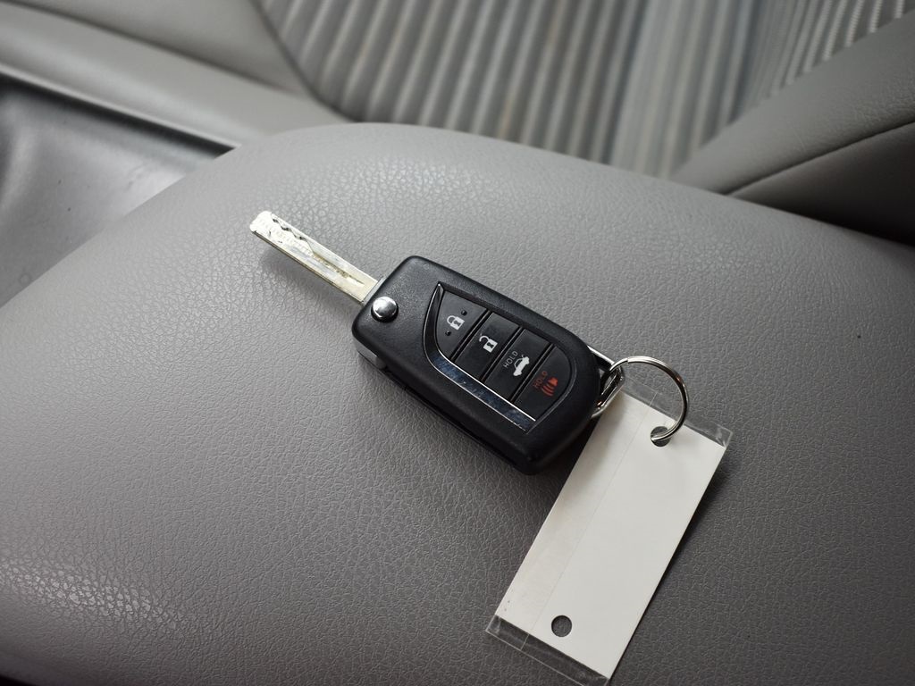 Vehicle image 32 of 45