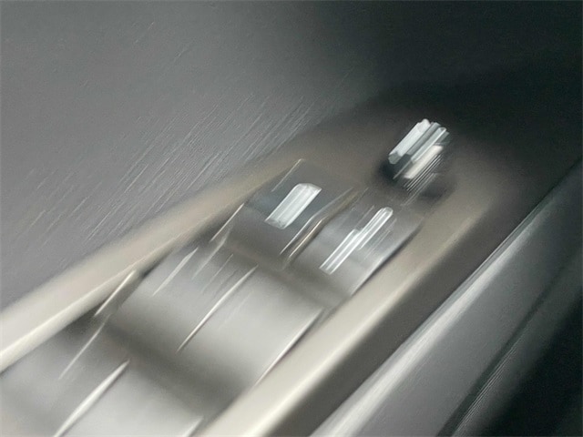 Vehicle image 19 of 33