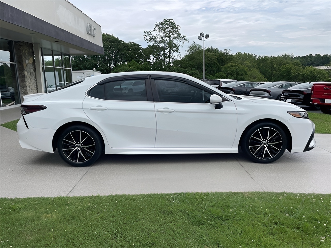 Vehicle image 29 of 33
