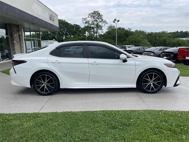 Vehicle image 4 of 33