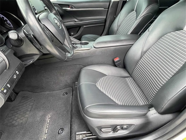 Vehicle image 21 of 33
