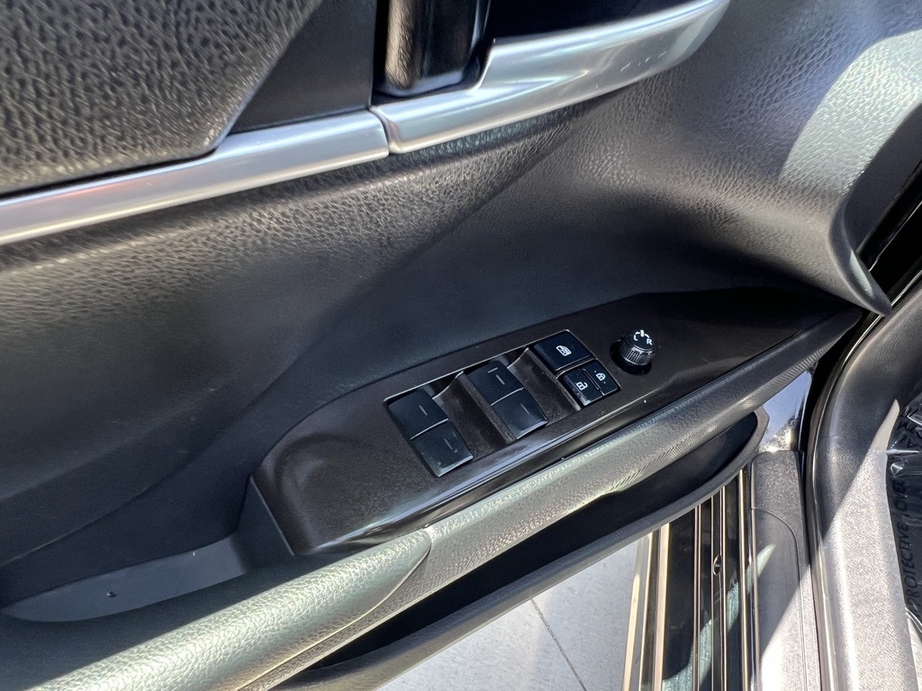 Vehicle image 21 of 26